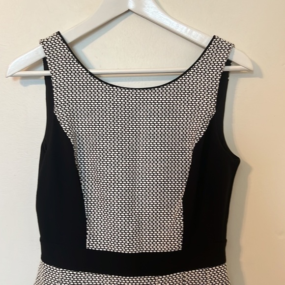 White House Black Market Fit & Flare Dress with Pockets Size 4 - Picture 2 of 7